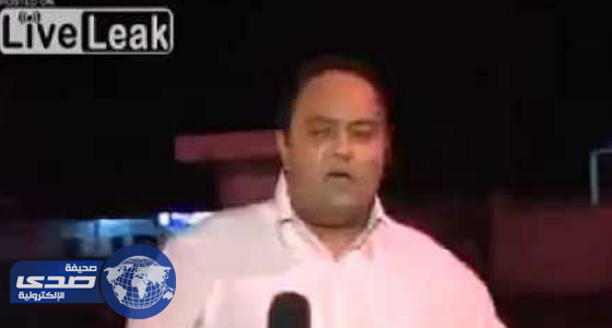 بالفيديو.. لحظة وقوع حادث خلف مذيع  على الهواء