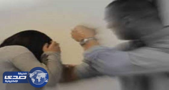 زوج يحاول قتل زوجته وضربها بوتد حديدي على رأسها خلال صلاتها