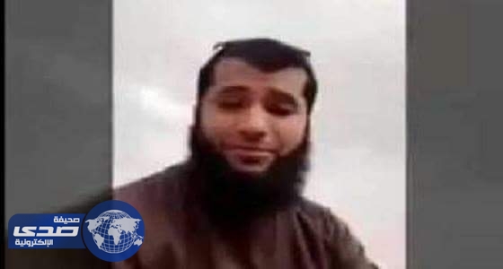 بالفيديو:من أمام قبر والديه..شاب يوجه رسالة باكيا لكل عاق