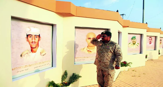 بالصورة ..عسكري يقدم التحية العسكرية لشقيقه الشهيد يثير الأعجاب