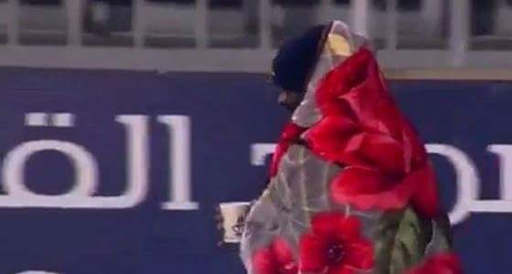 فيديو طريف.. لاعب القادسية يسير متلحفاً بالبطانية في أرضية الملعب