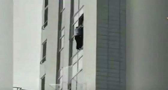 بالفيديو..روسي يقفز من الطابق ال 17 بعد شجاره مع خطيبته