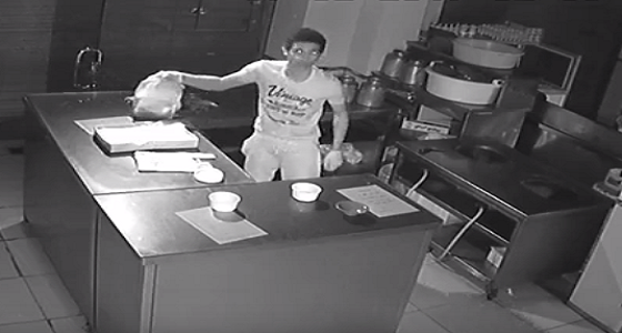 بالفيديو..لحظة تحطيم لصين كاميرا مراقبة بعد دخولهما  مطعم بجدة لسرقته