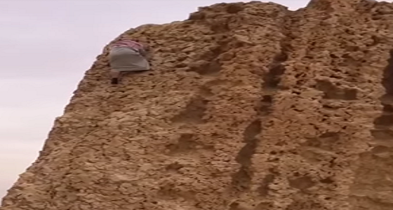 بالفيديو&#8230;مسن ينزل من سفح جبل بسلاسة وخفة