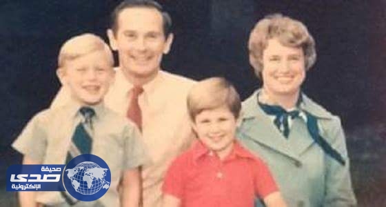 بالصور..رجل فضاء رمي صورة عائلته قبل 45 عاما على القمر ثم يتحسر
