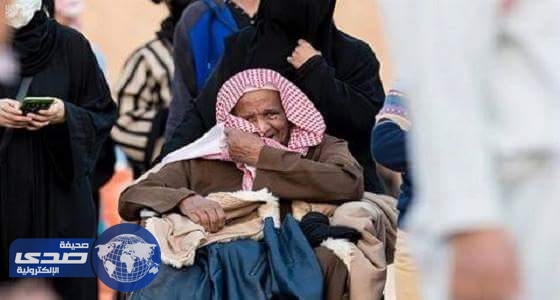 بالصورة..مسن يذرف الدموع خلال مشاهدته الألعاب الشعبية في الجنادرية
