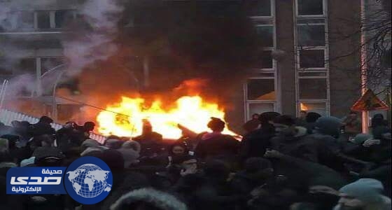 بالفيديو..حرق سيارات إثر مظاهرات تندد بعنف الشرطة بفرنسا