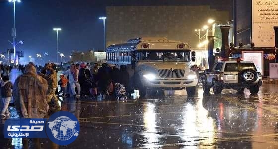 بالصور..الحرس الوطني يوفر حافلات لنقل زوار الجنادرية  إلى سياراتهم بعد تساقط الأمطار