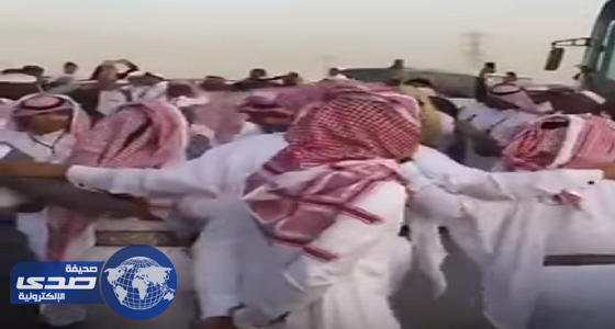 فيديو طريف لشباب  يرقصون في الطريق المؤدي للجنادرية  بعدما أغلق عليهم نتيجة الزحام