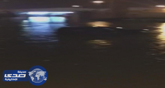 بالفيديو..محاولة إنقاذ شباب الخرج  لمحتجزي الأمطار داخل سياراتهم