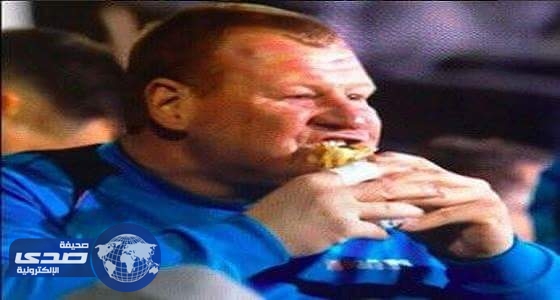 بالفيديو.. حارس مرمي يتناول الطعام أثناء لقاء أرسنال