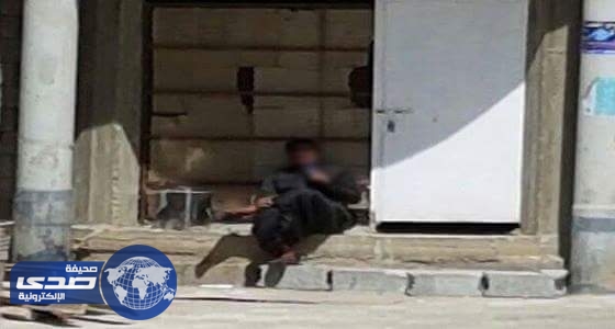 بالصور..ساحة جامع العباس مأوى للمرضى النفسيين ويتعاطون الغراء بالطائف