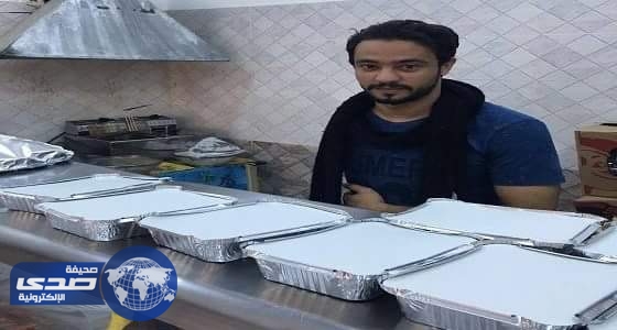 بالصور..شاب فقد يده اليمنى يحقق حلمه ويفتتح مطعما يديره بنفسه في حقل