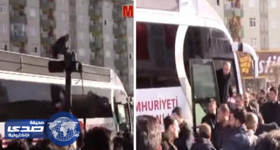 بالفيديو.. أحد حراس أردوغان يتعرض للدهس من حافلة تقله