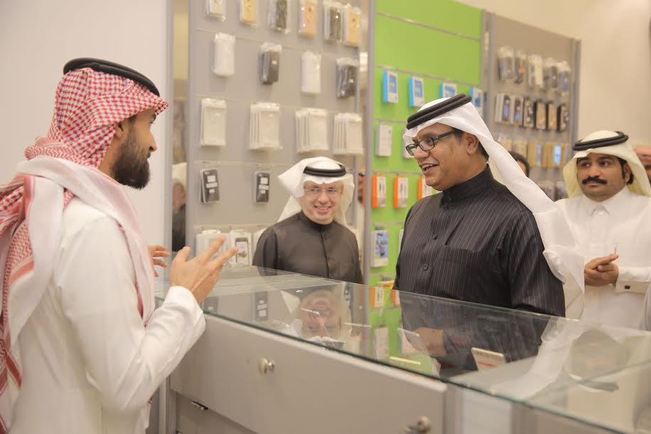العمل تدشن مجمع اتصالات يضم 83 محلاً بالرياض