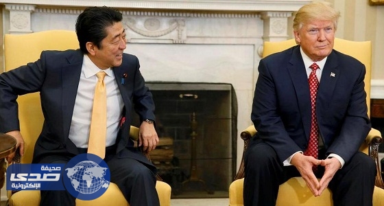 مصافحة طريفة بين ترامب ورئيس وزراء اليابان والأخير: أرجوك انظر إلي