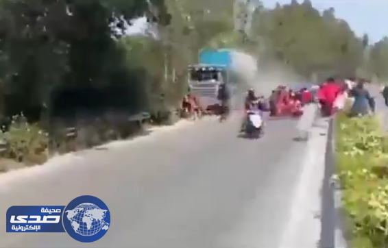 بالفيديو .. سيارة تقتحم موكب ديني في الصين