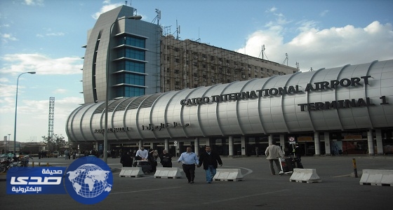 محضر تهريب لمواطن بمطار القاهرة أخفى 380 أمبول مكمل غذائي بحقائبه