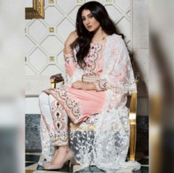 هيفاء حسين تتألق بالزي العماني..