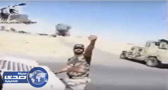 بالفيديو.. جندي عراقي يلتقط سيلفي لحظة انفجار سيارة مفخخة
