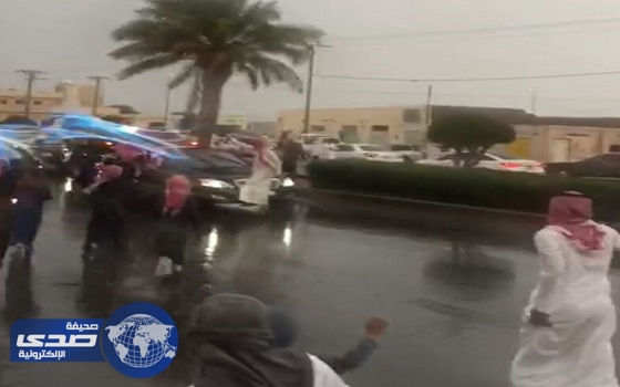 تحذيرات من المرور أمام المواكب بعد ترحيب المواطنين بموكب أمير الرياض بعفوية
