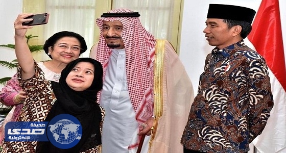وزيرة بإندونيسيا ووالدتها تلتقطان «سيلفي» مع الملك سلمان