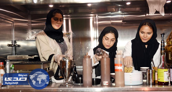 بالصور.. فتيات ينافسن الشباب في مشروع عربات الطعام