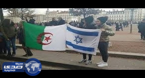 بالفيديو.. غضب شاب جزائري عندما رأى العلم الإسرائيلي بجانب الجزائري