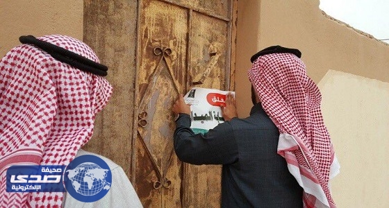 بالصور.. ضبط عمالة تعبئ فحمًا مجهولًا بعلامة تجارية معروفة بحفر الباطن