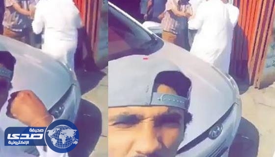 بالفيديو.. شاب يلتقط ” سيلفي ” وخلفه مشاجرة بين شخصين