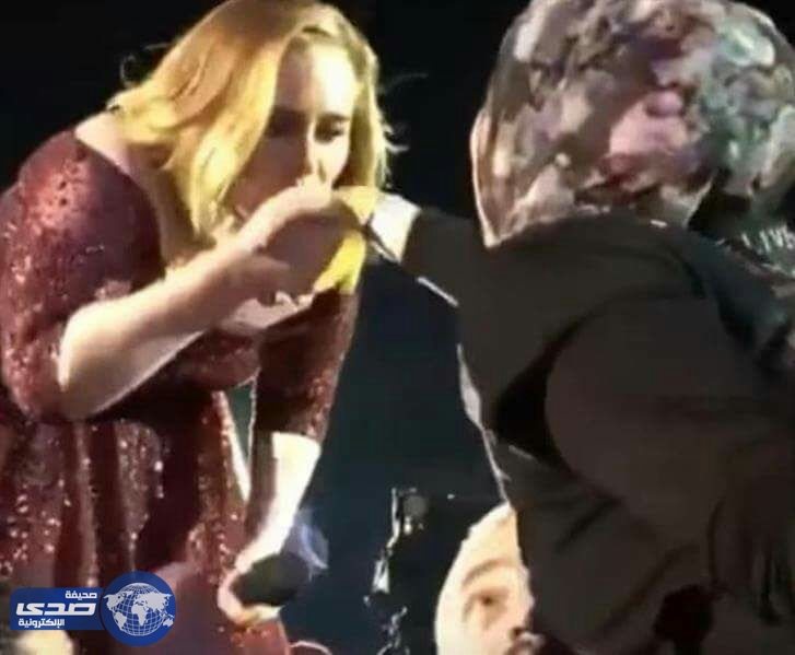 تصرف أشهر مغنية بريطانية مع محجبة يثير اعجاب مسلمي العالم .. «فيديو»
