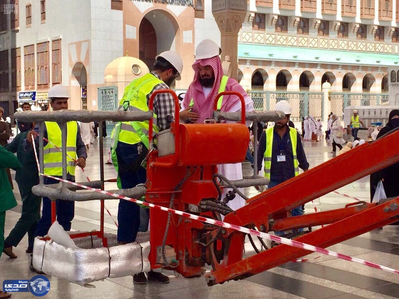 بالصور..الشيخ السديس يتفقد المظلات بساحات المسجد النبوي
