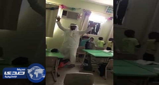 بالفيديو.. معلم يشرح للطلاب بالرقص على الأناشيد التعليمية