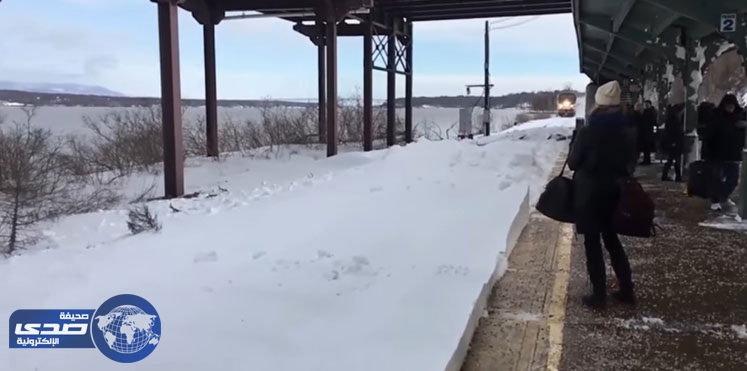 بالفيديو والصور..قطار يقذف المسافرين بالثلج بمحطة نيويورك