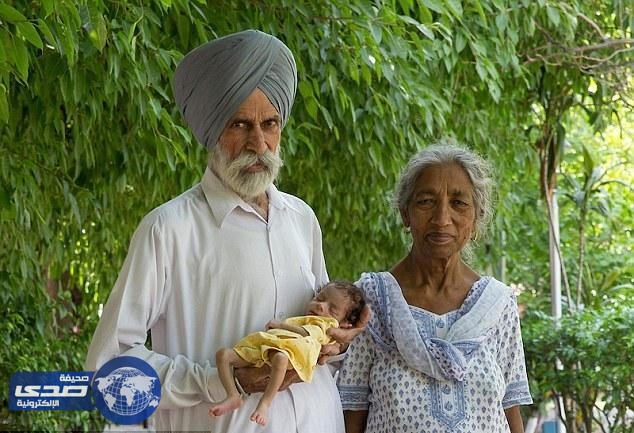 بالصور.. سبعينية تٌنجب طفلها الأول عقب 46 عاما من الزواج