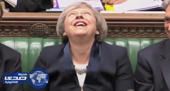 بالفيديو.. &#8221;  ضحكة  &#8221; رئيس الوزراء البريطانية تثير سخرية الصحف ومواقع التواصل