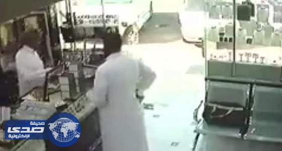 بالفيديو.. لص يسرق جوال من محل تجاري في جدة بسرعة خاطفة