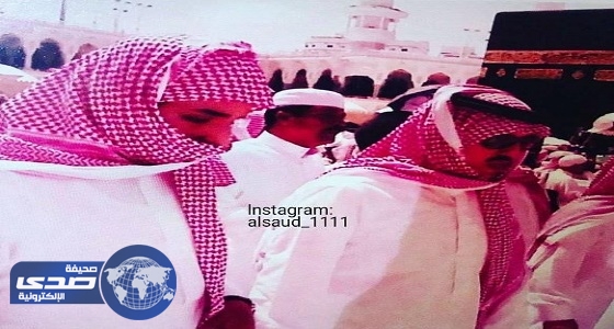 صورة تجمع ولي ولي العهد بأخيه الأمير فهد حول الكعبة المشرفة