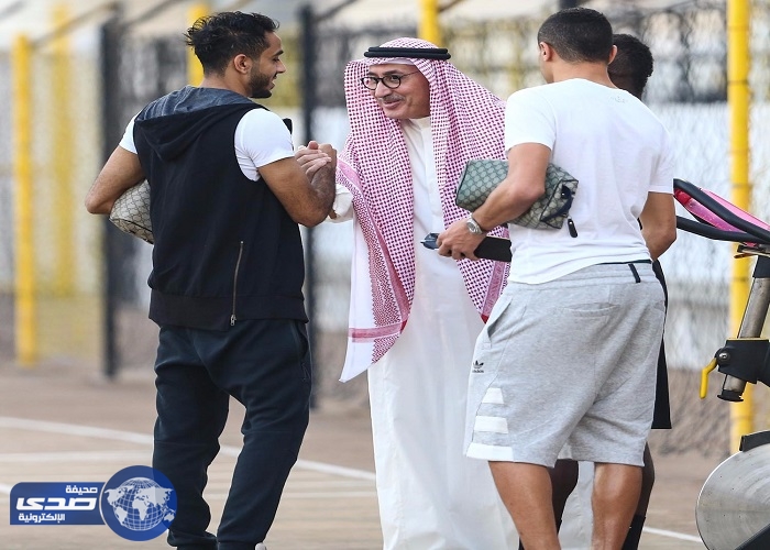 بالصور.. رئيس الاتحاد يحفز لاعبيه قبل مواجهة النصر