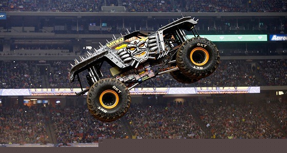 بالفيديو.. عروض «الشاحنات المتوحشة» باستاد الملك فهد