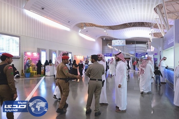بالصور ..القوة الخاصة لأمن قصر الحكم تنظم حشود زوار معرض الرياض للكتاب