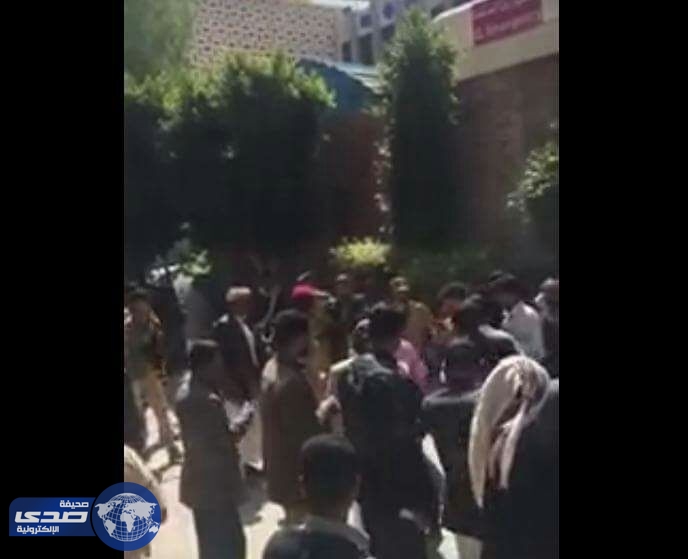 بالفيديو .. نشطاء يوثقون اعتداء حوثي على طبيبة في صنعاء