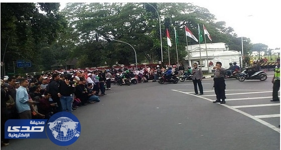 بالفيديو والصور.. اصطفاف الأندونيسيين بالشوارع لاستقبال الملك سلمان