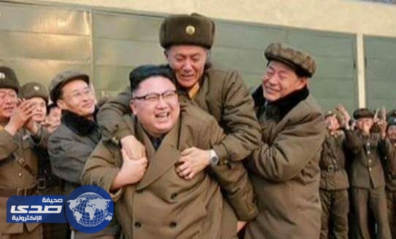 صورة رجل يقفز على ظهر زعيم كوريا الشمالية تثير الإستغراب