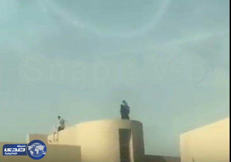بالفيديو ..طالبات يخاطرن بحياتهن من أعلى سطح مدرسة بالرياض