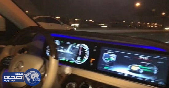 بالفيديو.. سيارة تسير بدون سائق بأحد شوارع جدة