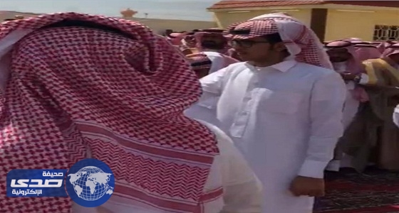 بالصور.. شفاعة الأمير خالد الفيصل السبب في تنازل آل حارثي عن قاتل ابنهم