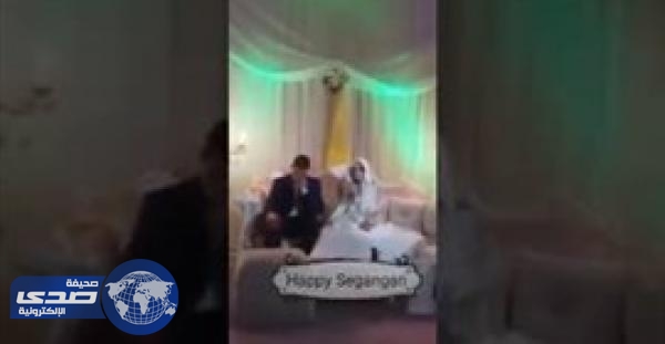 بالفيديو.. عروس تٌذهل المدعوين بقراءة القرآن الكريم في زفافها