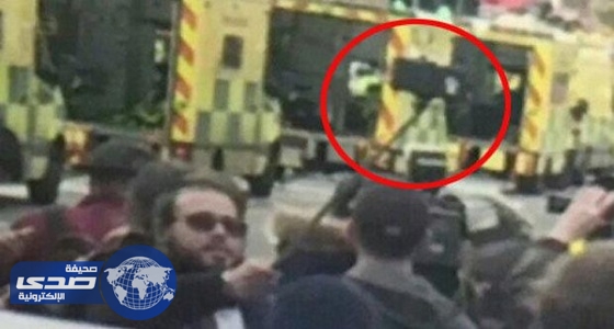 بالفيديو.. شاب يلتقط ” سيلفي  ” مع ”  جثث  ” لندن.. ونشطاء يصفونه بـ”  الكريه  “