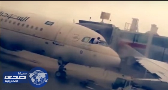 بالفيديو.. طيار ينظف زجاج الطائرة الأمامي من أثار الغبار